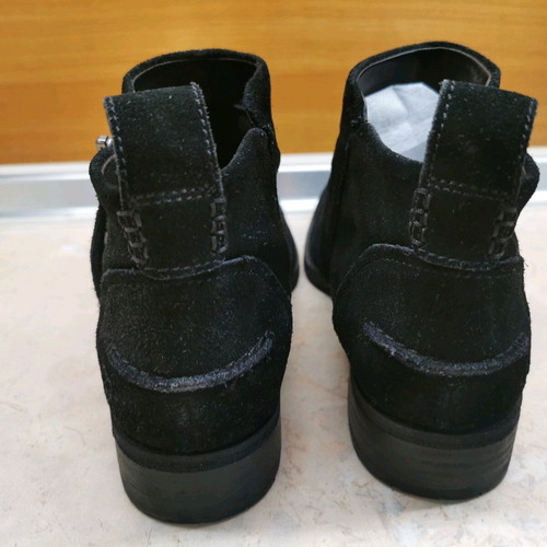 UGG Aureo II women's boots size 39 like new, waterproof suede