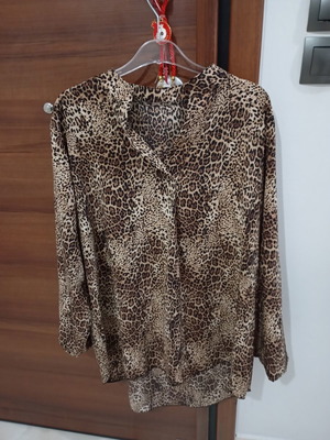 Zebre Print Shirt like new, one size, black and brown