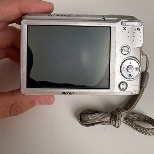Nikon Coolpix L18 camera for parts or repair