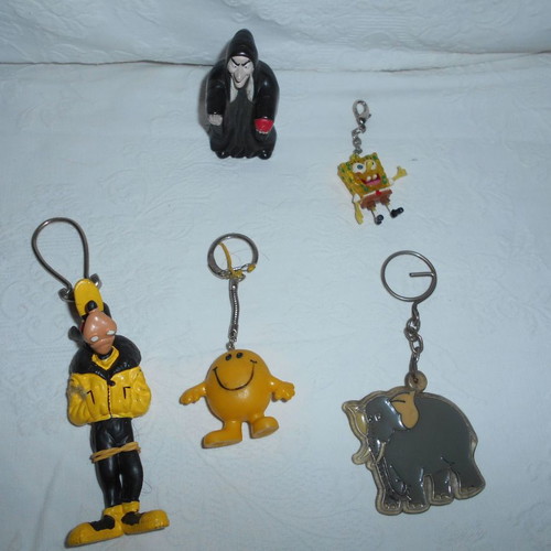 Disney and other comics figures and keychains used, pack of 22