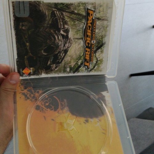 Motorstorm Pacific Rift used, box and manuals only