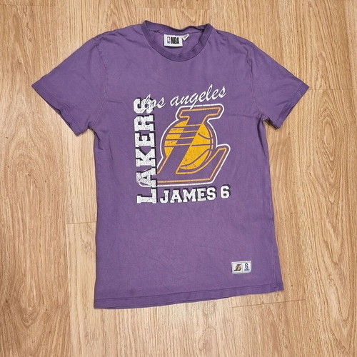 NBA Los Angeles Lakers LeBron James #6 graphic t-shirt used, purple XS