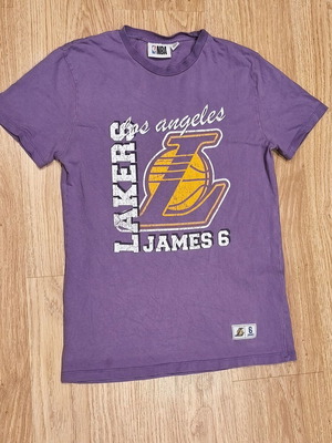 NBA Los Angeles Lakers LeBron James #6 graphic t-shirt used, purple XS