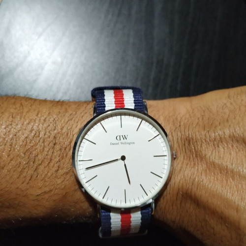 Daniel Wellington Classic 40mm watch like new with 2 fabric straps