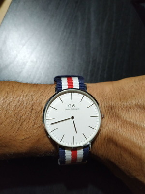 Daniel Wellington Classic 40mm watch like new with 2 fabric straps