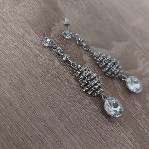 Set of two pairs of earrings like new, white and silver