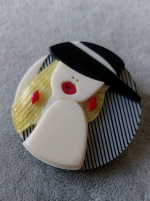 Καρφίτσα μεγάλη Plexiglass σαν καινούρια, πολύχρωμη με γυναικείο πρόσωπο