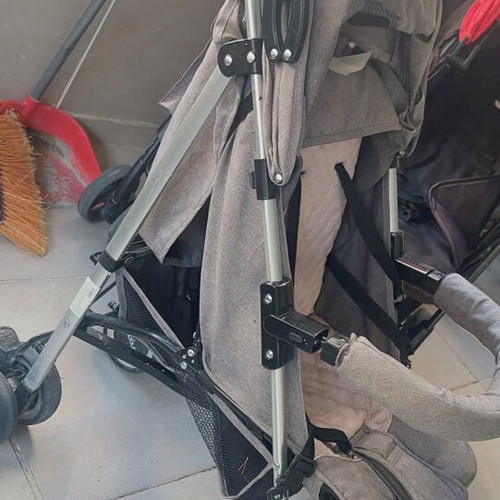 Lightweight foldable baby stroller