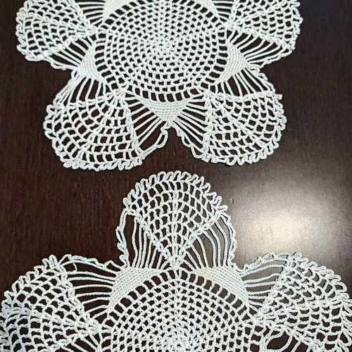 Set of 2 doilies like new