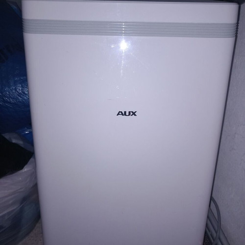 Portable air-conditioner like new with cooling and dehumidifying functions