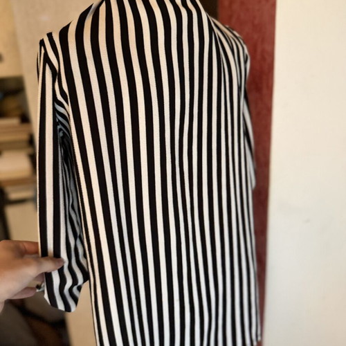 Ριγέ φόρεμα σαν καινούργιο με φερμουάρ και cut-out ώμους