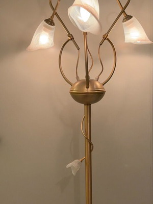 Floor lamp like new with three main lights and dimmer