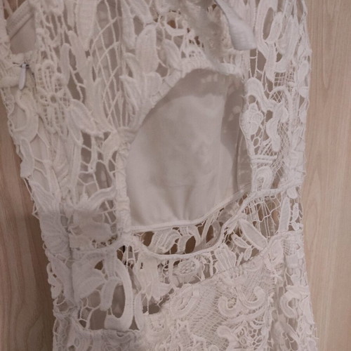 Lace dress with back opening like new, size M