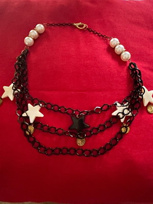 Triple necklace like new, black and white