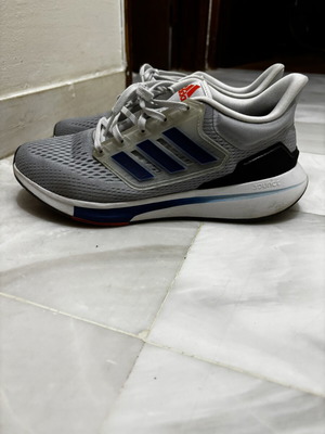 Adidas EQ21 Run GY2195 маратонки номер 42, сиви с сини и червени детайли