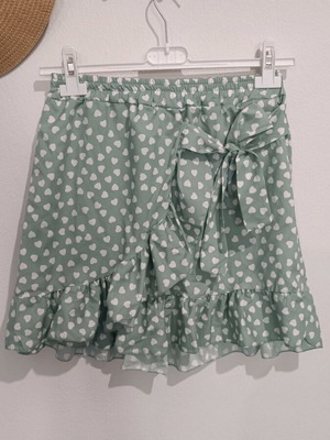 Polka Dot Mini Skirt like new, pistachio with white patterns