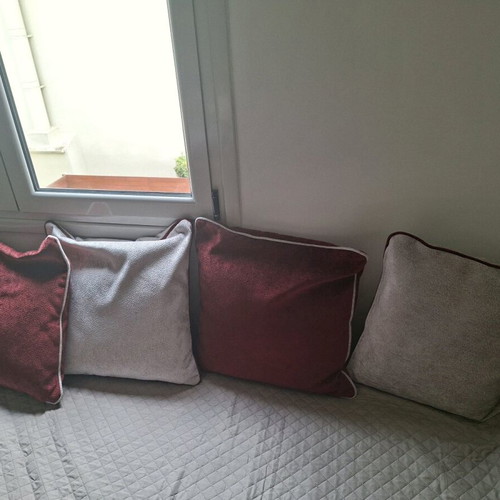 Decorative pillows like new, set of 4 in gray and burgundy