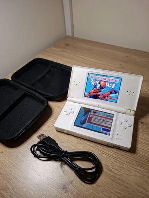 Nintendo DS Lite White like new with case and charger