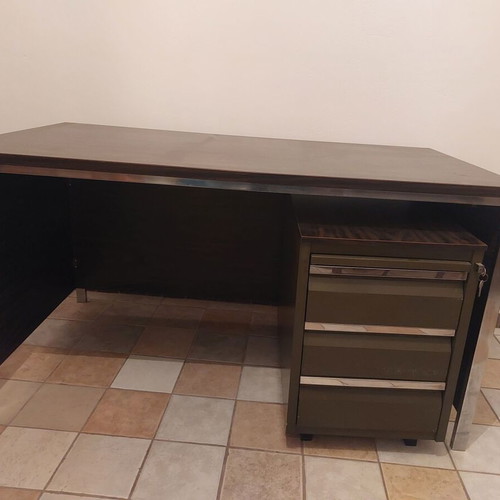 Desk with locking drawer unit used