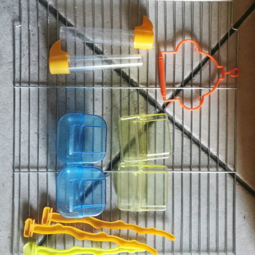 Spacious bird cage for breeding with removable divider and plastic trays