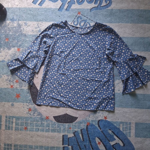 Women's blouse small with floral pattern and 3/4 ruffle sleeves like new