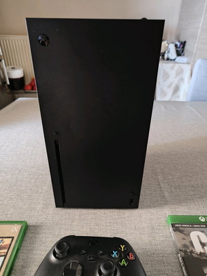 Xbox Series X κονσόλα σαν καινούργια με 1TB, χειριστήριο και 2 παιχνίδια