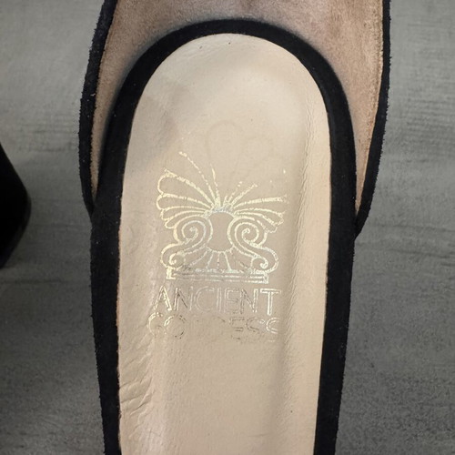 Suede black Ancient Goddess sandals with pearls and block heel size 39, new