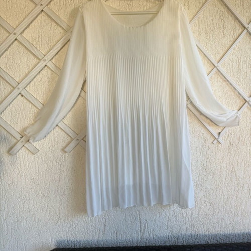 White pleated dress with sleeves in very good condition