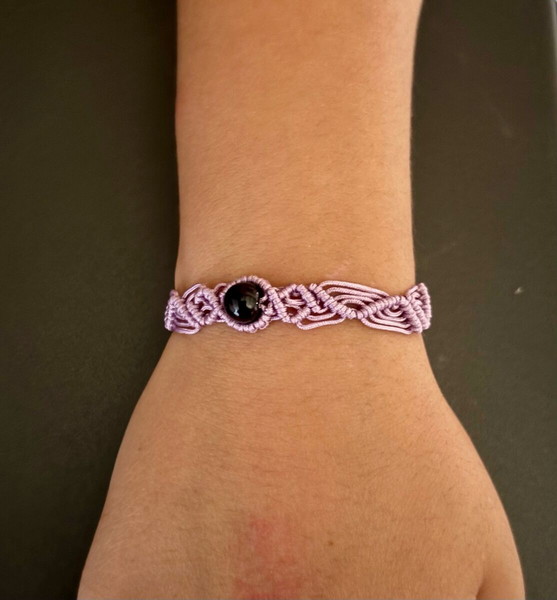 Χειροποίητο βραχιόλι macrame ρυθμιζόμενο με μαύρη χάντρα