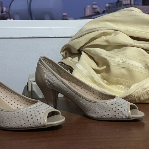 Moda Scarpino leather perforated pumps size 38 used beige cream