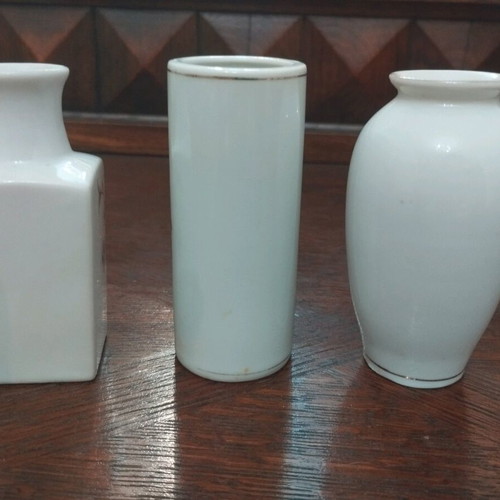Chinese porcelain vases set of 3 like new, decorative floral motifs