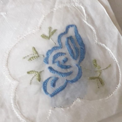 Round organza tablecloth new with Madeira embroidery and 6 napkins