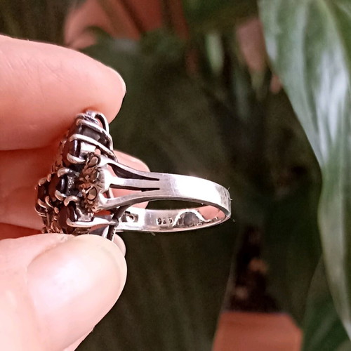 Silver 925 ring with 11 garnets and marcasites like new