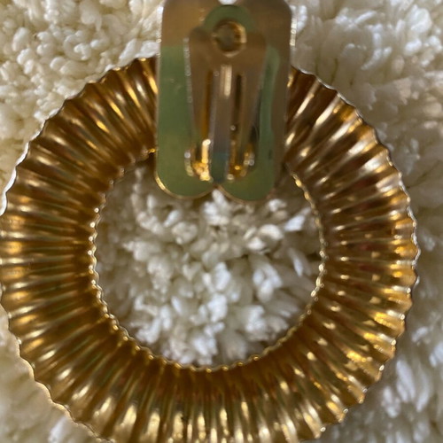 Earrings vintage clip-on with ribbed goldtone daisy design like new