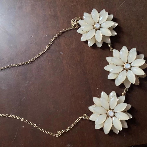 Apefthon necklace like new, white and beige