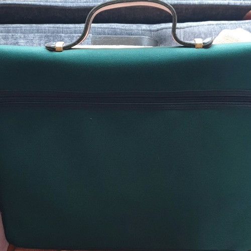 AmiiEt Retro Green Briefcase like new without lock