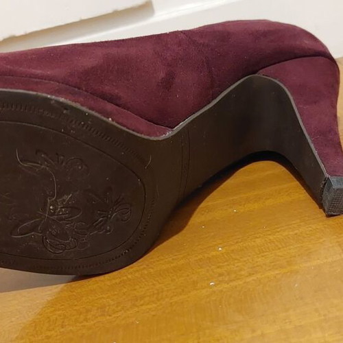 Voi Noi suede pumps like new, size 38, eggplant color