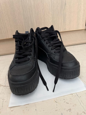 Puma Karmen II Women's Sneakers Flatforms Black like new, size 38