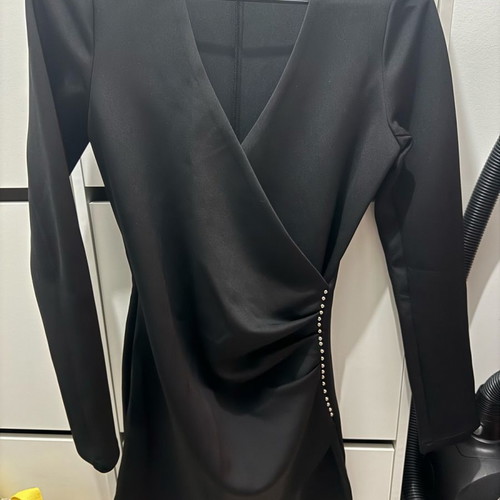 Black dress size M like new with V neck and asymmetrical hem