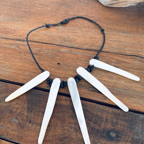 Necklace made of natural shell, like new, black and white