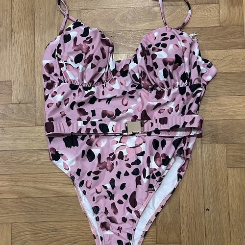 One-piece swimsuit new, fantastic color, size large with belt