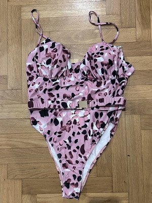 One-piece swimsuit new, fantastic color, size large with belt