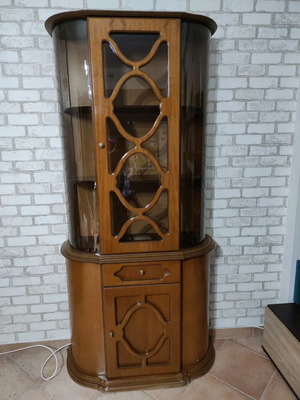 Used showcase set in two pieces with cabinet