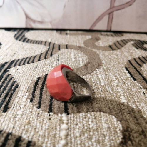 Pink ring like new with unique coral shade