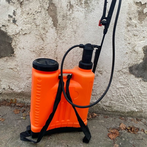 Backpack sprayer 18lt like new, capacity 18 liters