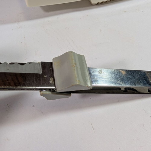 Electric kitchen knife used with 2 double serrated blades and wall mount