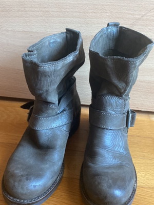 LEA-GU leather ankle boots, biker style, buckle strap