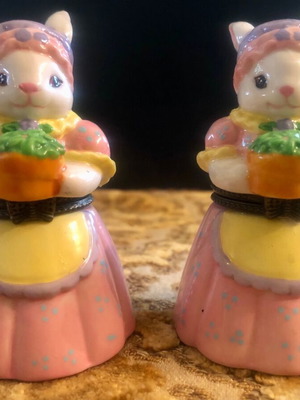 Vintage pair of porcelain bunny jars like new
