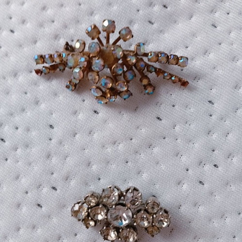 Vintage pins like new, gold and silver colors, set of two