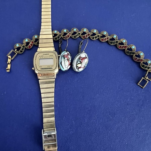 Casio Vintage Digital Women's Watch with Gold Metal Bracelet used with Vintage Earrings and Articulated Bracelet
